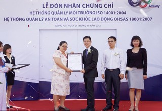 BSI trao chứng chỉ cho đại diện Amway Việt Nam ,ông How Kam Chiong, Tổng giám đốc Amway Việt Nam
